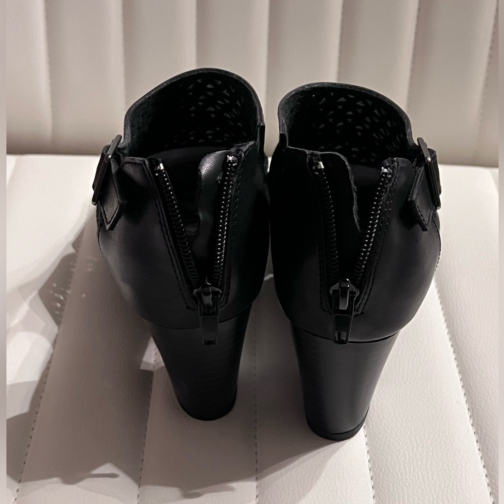 Easy Street Black Laser-Cut Slingback Adara Sandals Heel Shoes 8M NIB - Picture 4 of 8